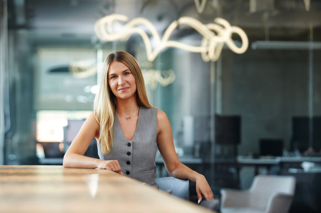 Feba Alumni Talks: Яна Панайотова – “Инвестирайте в нетуъркинг още докато сте в университета. Средата е изключително важна, а контактите, които изграждате през тези години, ще ви следват цял живот. Колегите ви днес са утрешните мениджъри, основатели, партньори – не подценявайте това.”